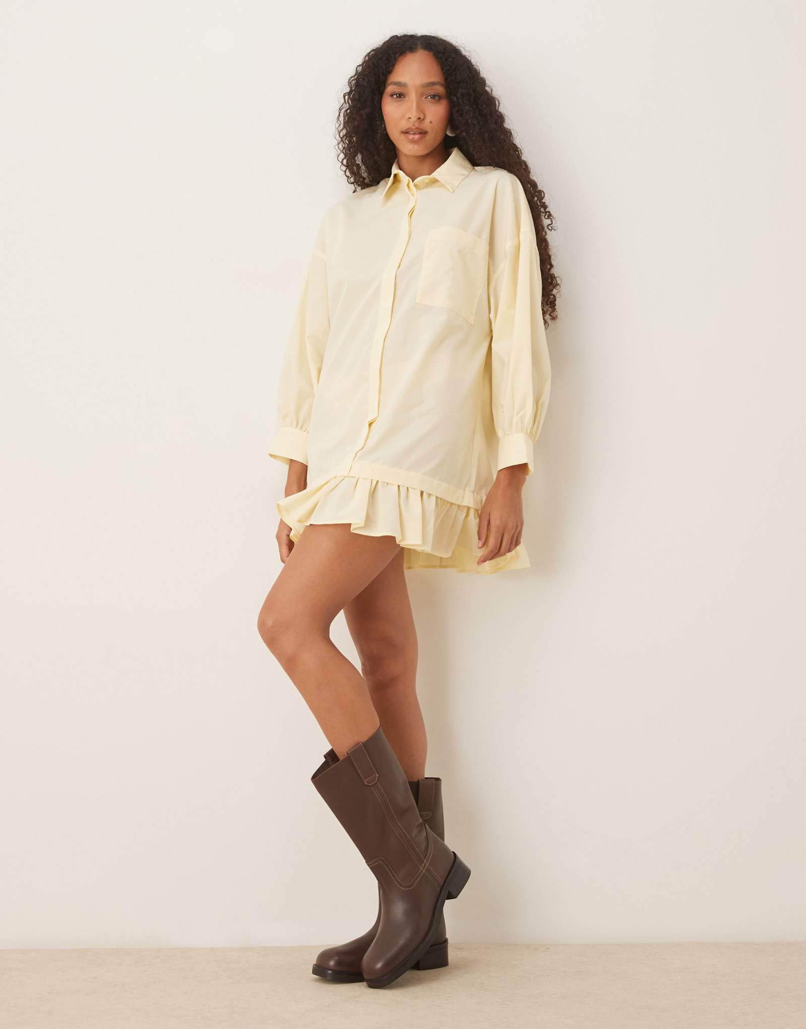 ДИЗАЙНЕРСКОЕ мини-платье-рубашка ASOS с длинными рукавами и оборками по низу цвета пахты