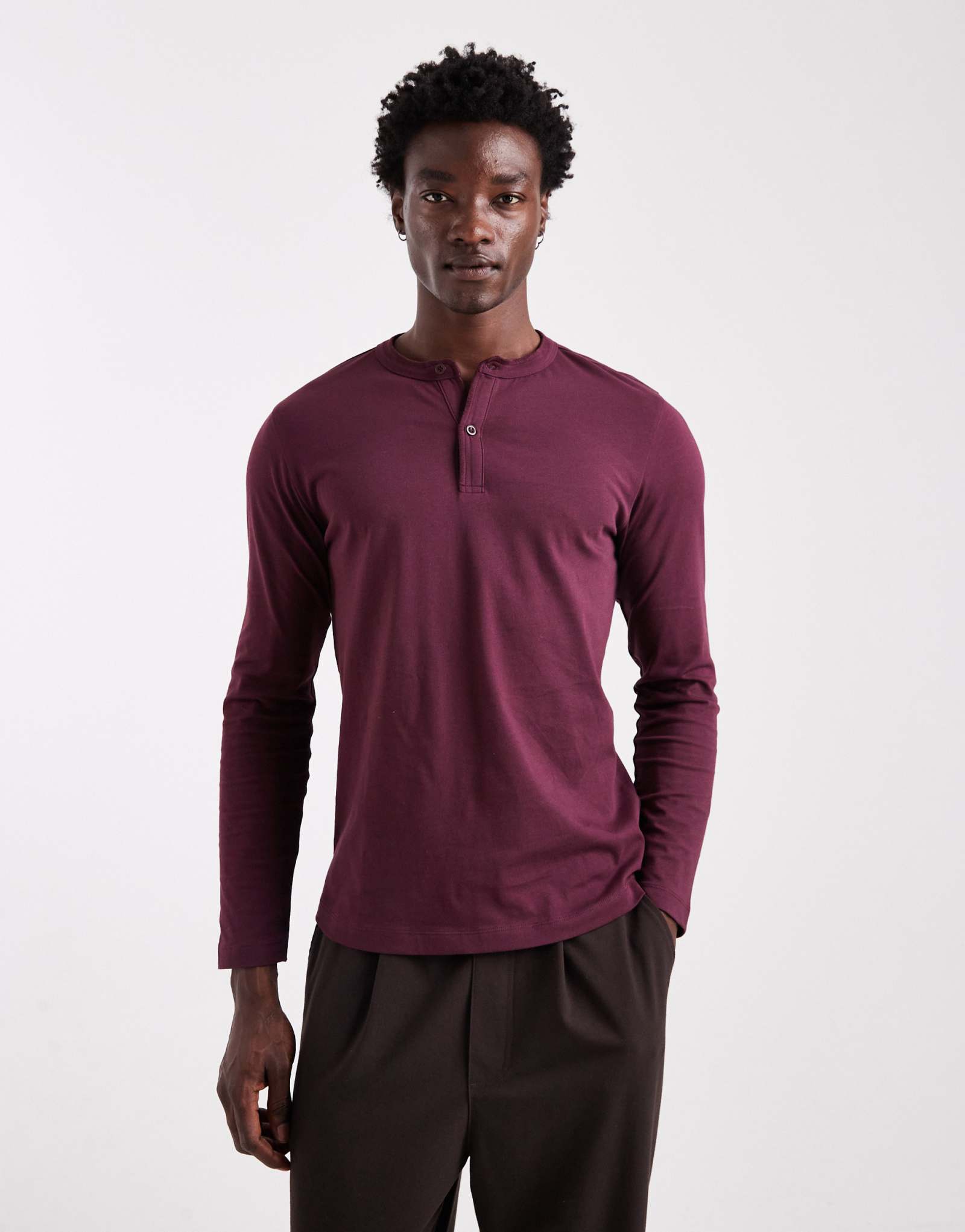 ДИЗАЙНЕРСКАЯ футболка henley с длинным рукавом и заниженными плечами от ASOS бордового цвета