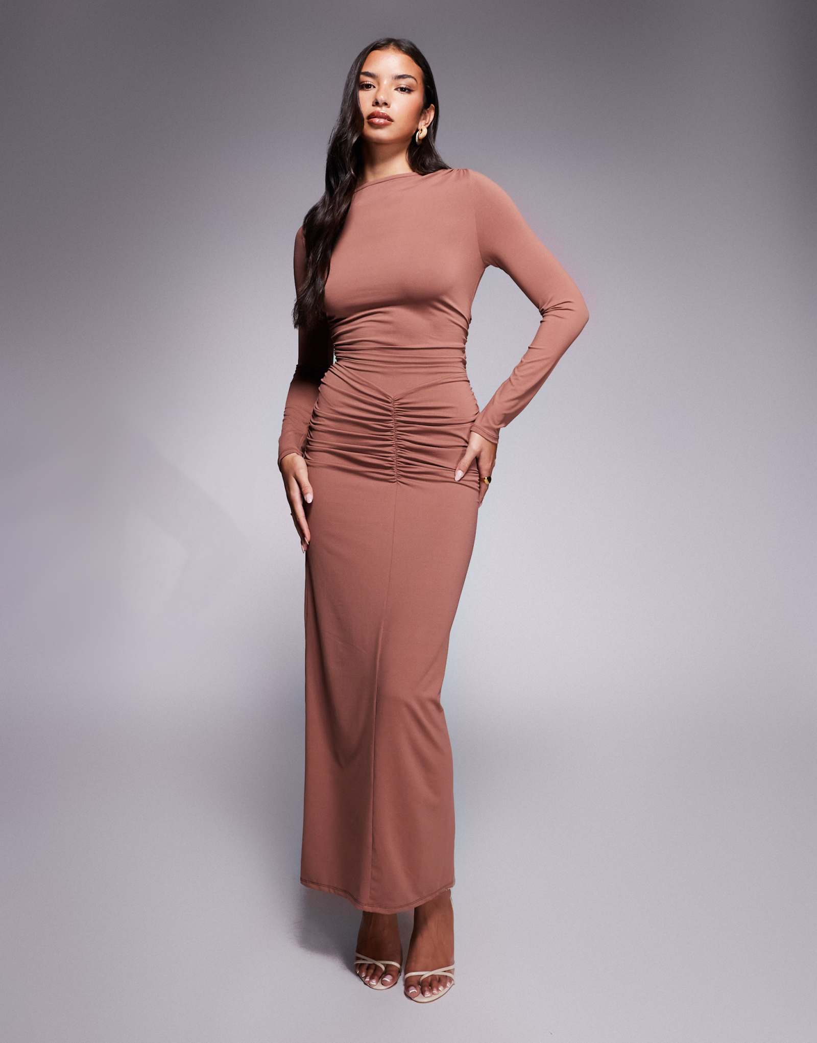 ДИЗАЙНЕРСКОЕ макси-платье ASOS шоколадного цвета с длинными рукавами и рюшами на корсетной завязке сзади