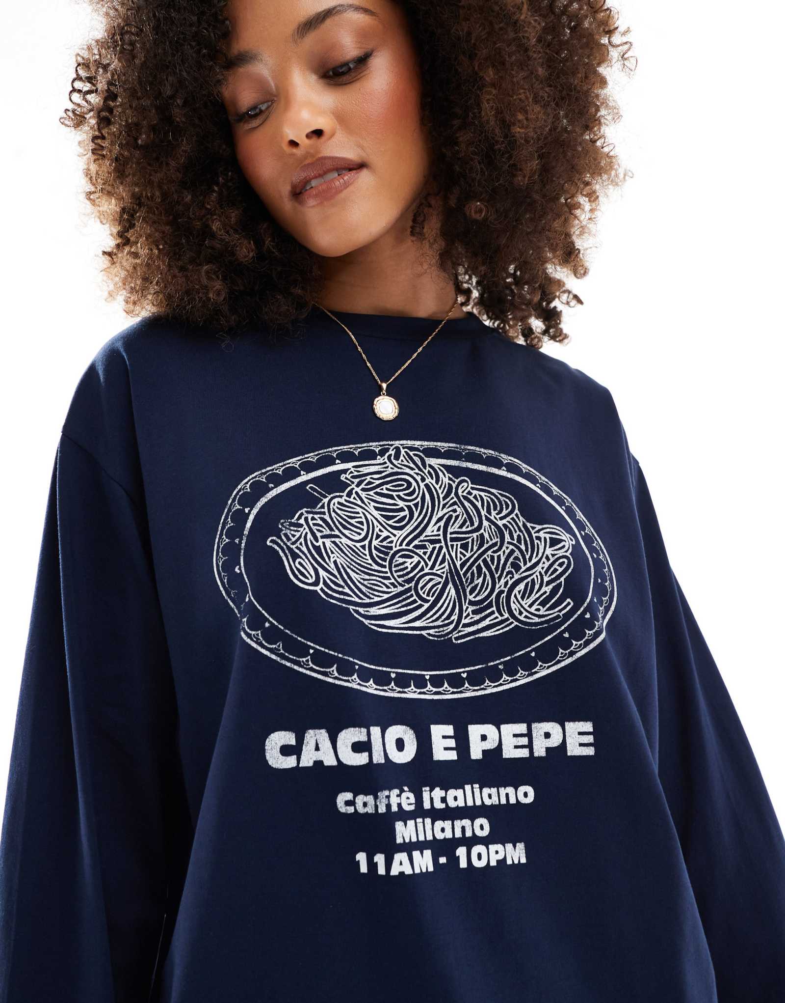 ДИЗАЙНЕРСКАЯ футболка ASOS для конькобежцев с длинным рукавом и рисунком cacio pepe темно-синего цвета