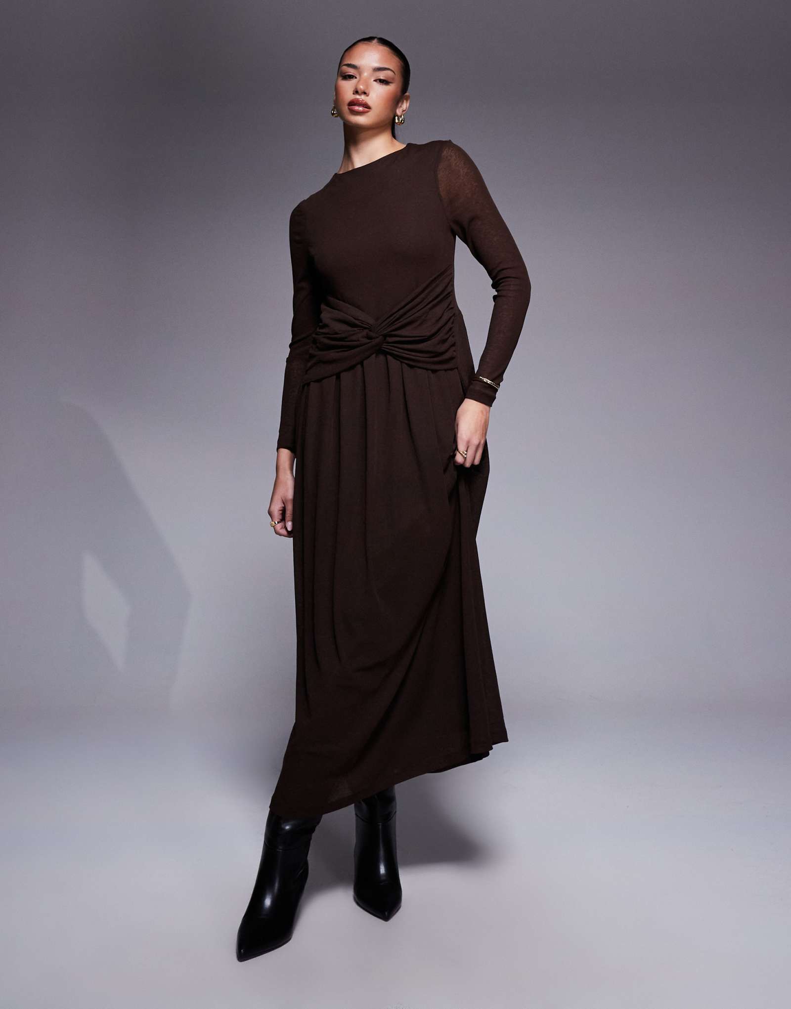 Макси-платье ASOS DESIGN с длинным рукавом и вырезом лодочкой и закручивающимися деталями темно-коричневого цвета
