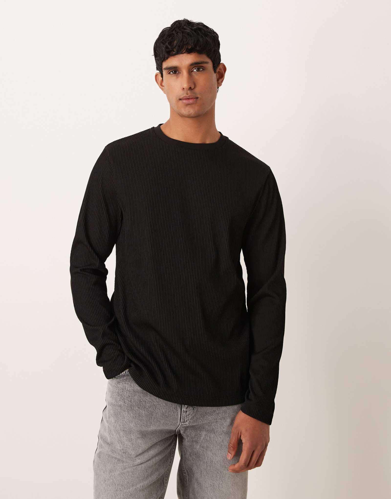 ДИЗАЙНЕРСКАЯ футболка ASOS с длинным рукавом из черной текстуры