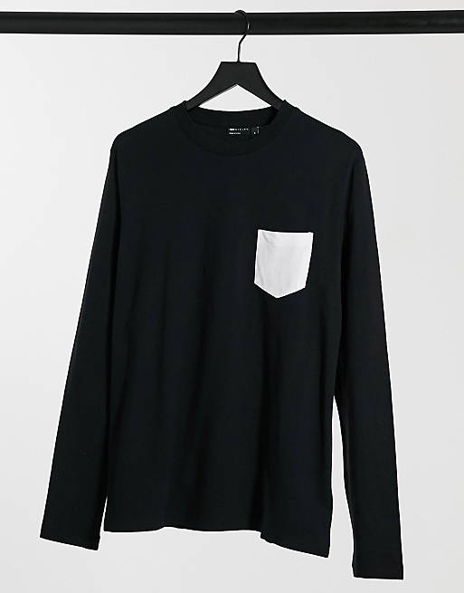 long sleeve t-shirt with contrast pocket in black 