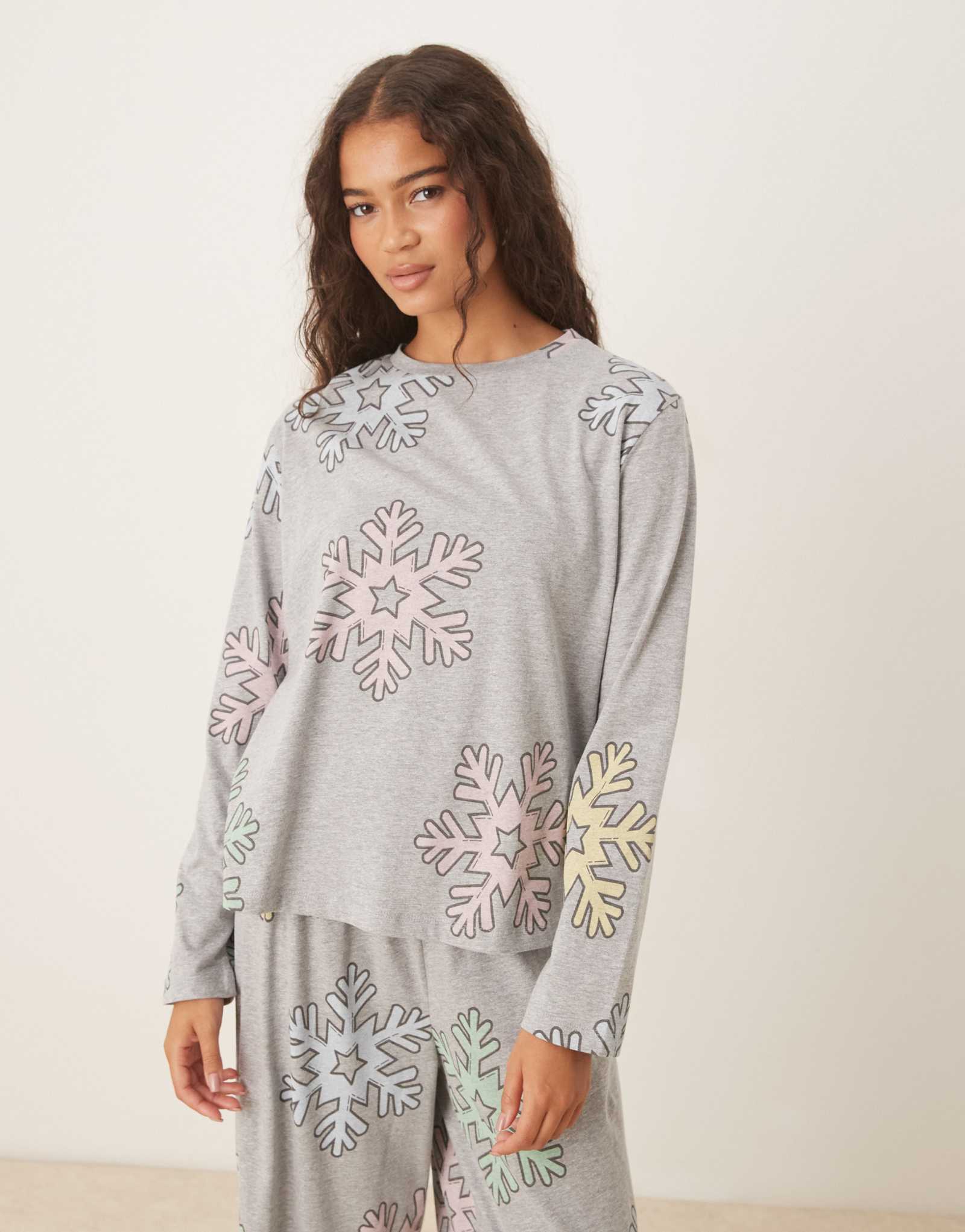 Пижамный комплект ASOS DESIGN с топом и брюками с длинными рукавами и принтом в виде снежинок