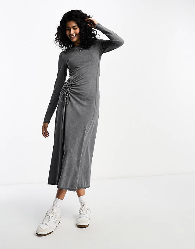 ASOS DESIGN - long sleeve washed maxi dress with ruched side in washed charcoal