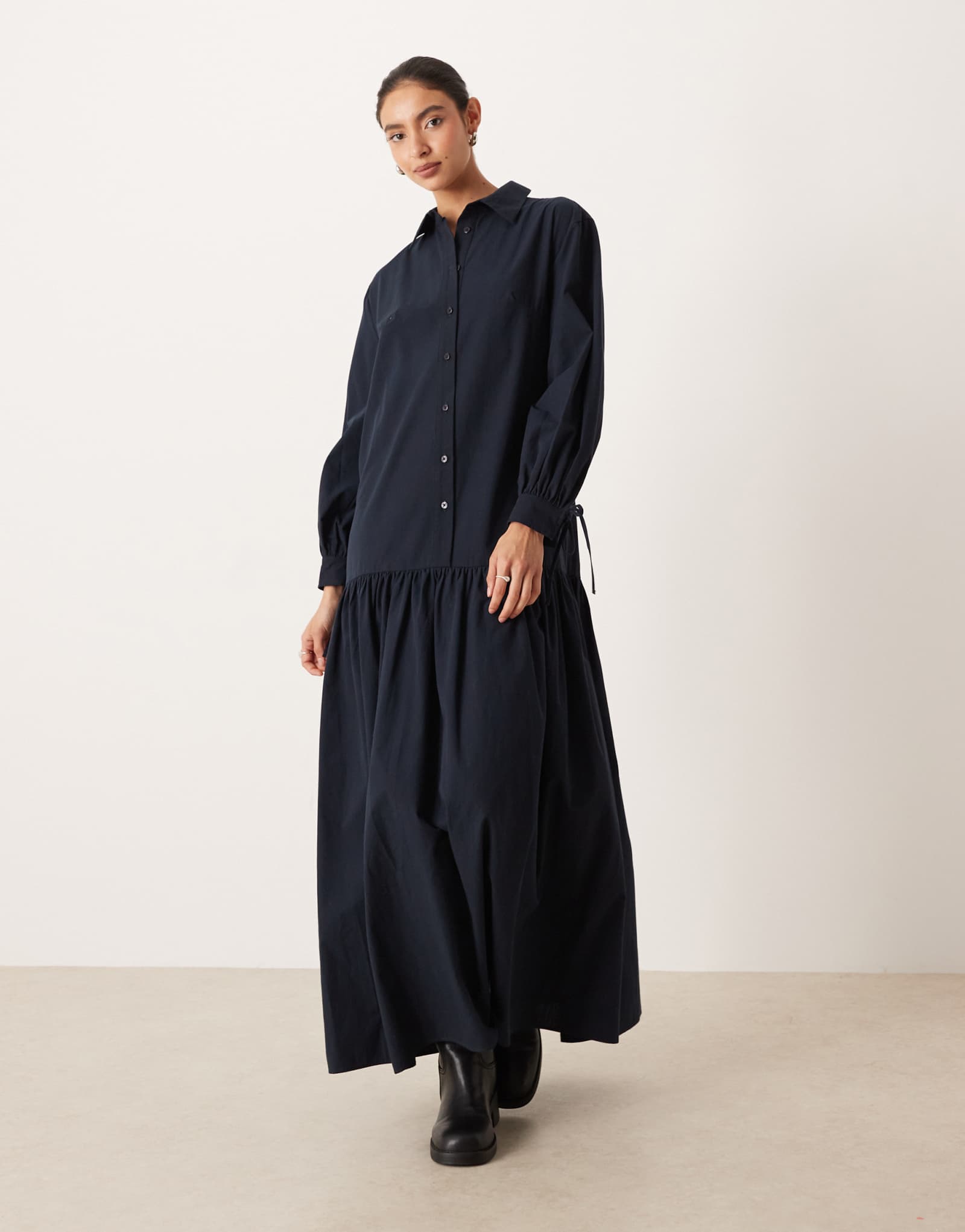 Макси-платье-рубашка с галстуком и длинными рукавами от ASOS DESIGN темно-синего цвета