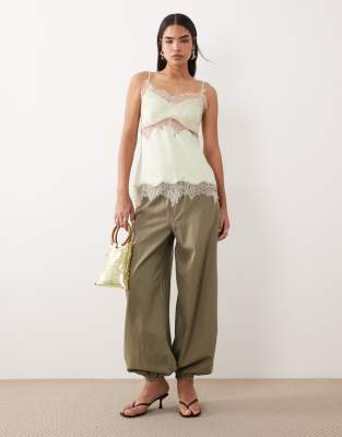 Longline-Camisole aus Satin in Matchagrün mit Spitzenbesatz Grün 36
