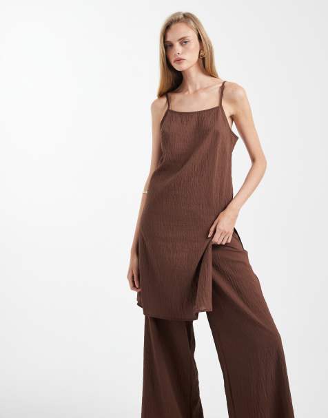 ASOS DESIGN – Longline-Camisole-Oberteil in Schokobraun mit Knitterstruktur und Schlitz, Kombiteil - view 1