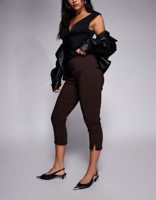 ASOS DESIGN - Longline-Caprihose aus Bengaline in Schokobraun mit geschlitztem Saum-Brown