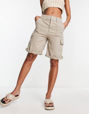 ASOS DESIGN - Longline-Cargoshorts in Pilzbraun mit farblich abgesetzter Ziernaht-Brown