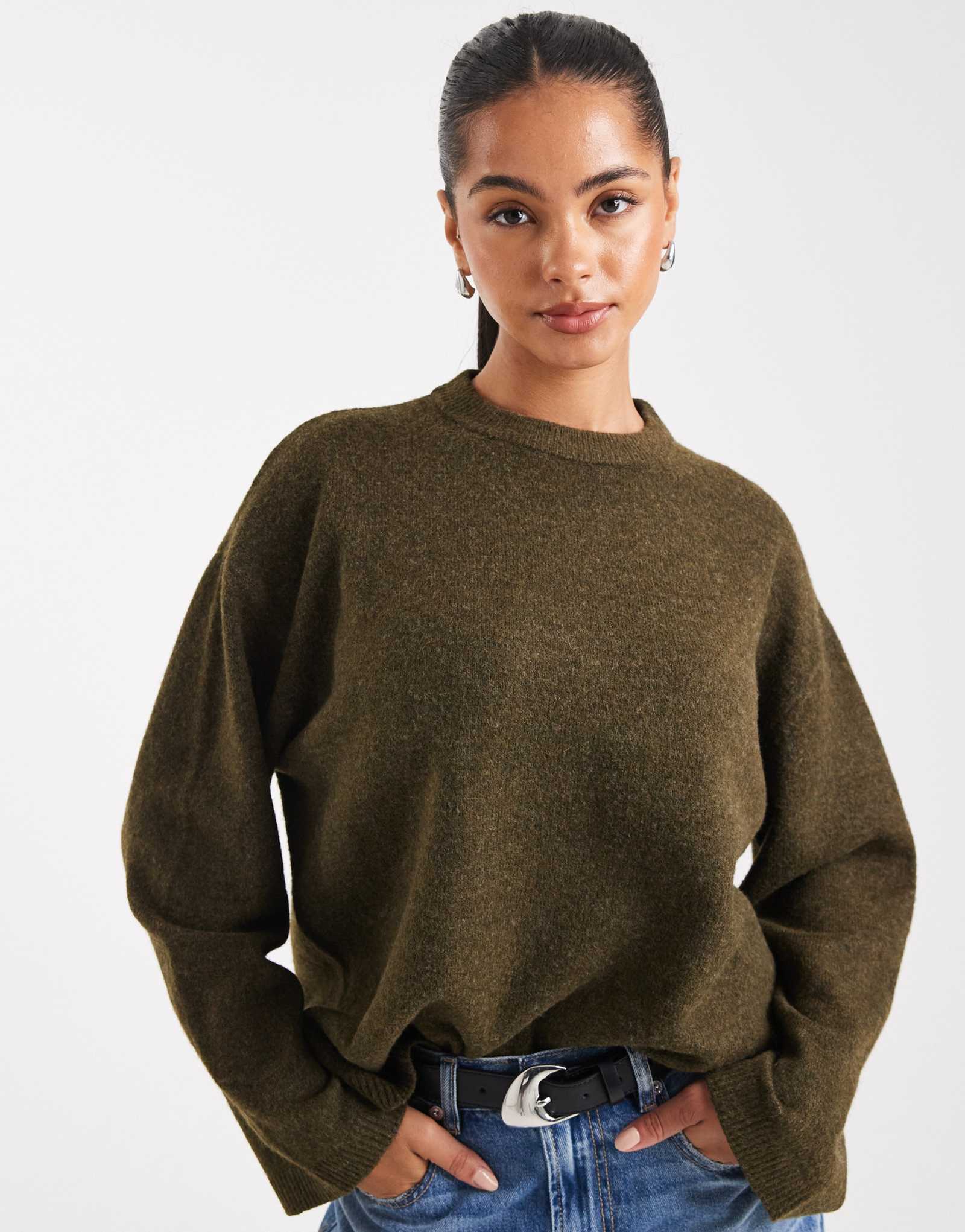  Длинный свитер ASOS DESIGN с круглым вырезом оливкового цвета