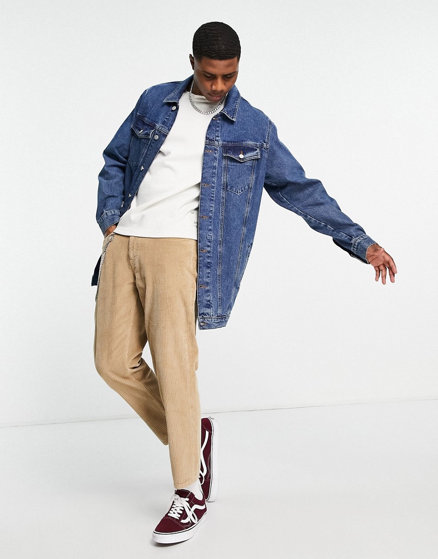 asos design -  – Longline-Jeansjacke im Stil der 70er-Jahre in mittelblauer Waschung