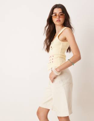 ASOS DESIGN - Longline-Jorts aus Denim mit hohem Bund-Weiß