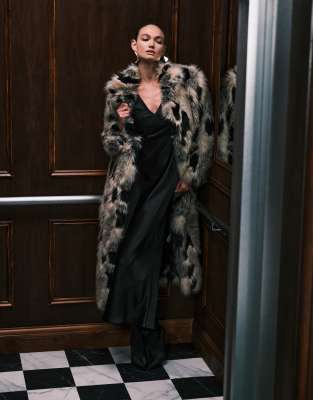 ASOS DESIGN - Longline-Mantel aus Kunstpelz mit Flickenoptik in Haferbeige und Schwarz