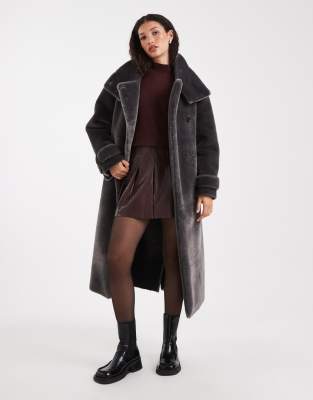 ASOS DESIGN - Longline-Mantel aus kuscheligem Teddyfell in Anthrazit mit Stehkragen-Grau