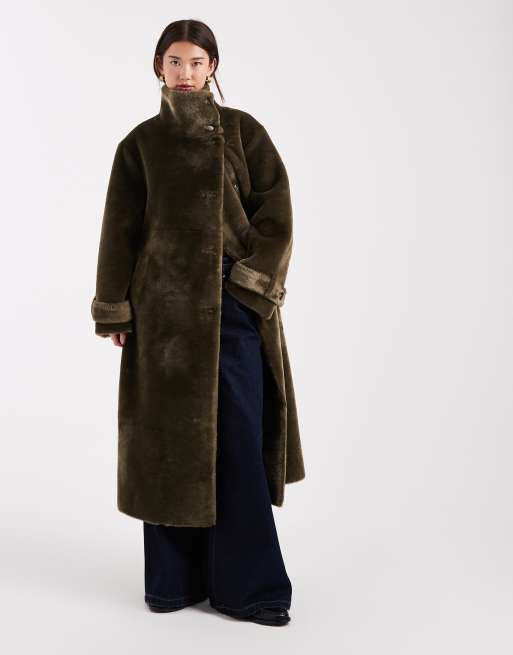 ASOS DESIGN – Longline-Mantel aus kuscheligem Teddyfell in Khaki mit Stehkragen, 2 von 5