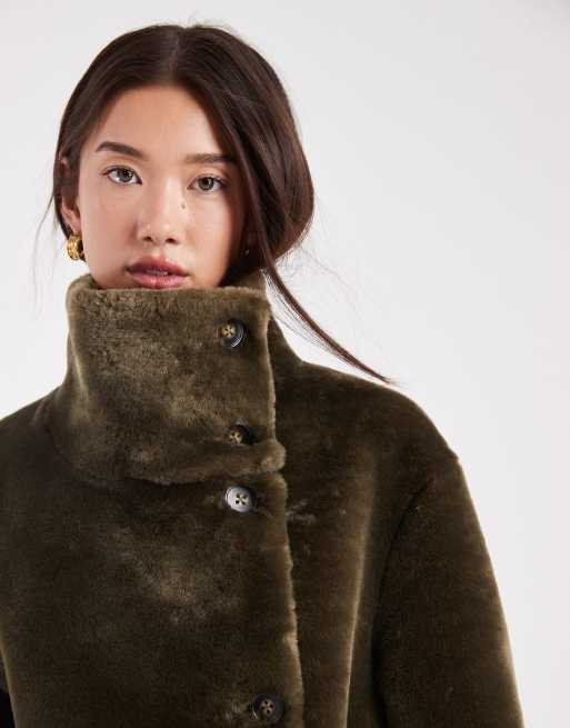 ASOS DESIGN – Longline-Mantel aus kuscheligem Teddyfell in Khaki mit Stehkragen, 3 von 5