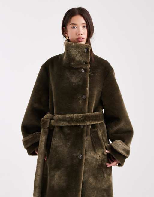 ASOS DESIGN – Longline-Mantel aus kuscheligem Teddyfell in Khaki mit Stehkragen, 5 von 5