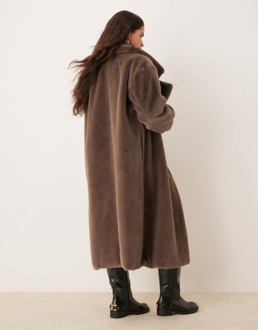 ASOS DESIGN – Longline-Mantel zum Überwerfen aus Kunstpelz in Mokka, 2 von 4