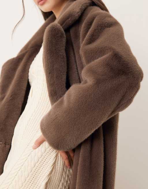 ASOS DESIGN – Longline-Mantel zum Überwerfen aus Kunstpelz in Mokka, 4 von 4