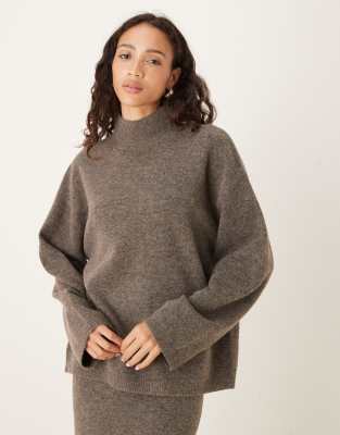 ASOS DESIGN - Longline-Pullover in Pilzbraun mit Stehkragen-Neutral