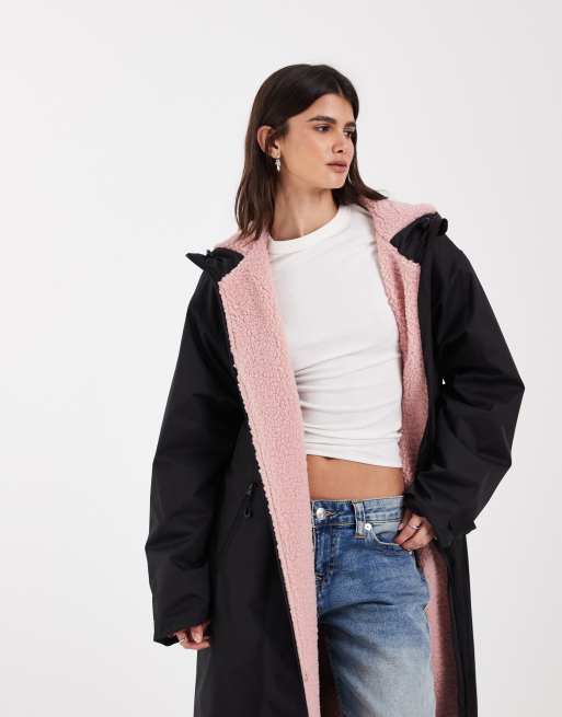 ASOS DESIGN Longline-Regenmantel in Schwarz mit pinkem Borg-Futter, 2 von 4