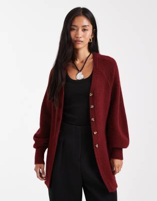 ASOS DESIGN - Longline-Strickjacke aus flauschigem Garn in Burgunderrot mit V-Ausschnitt und Taillendetail-Rotbraun