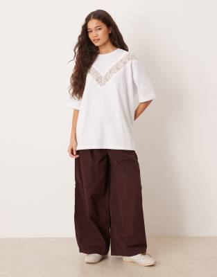 ASOS DESIGN - Longline-T-Shirt aus schwerem Material in Weiß mit Spitzeneinsatz