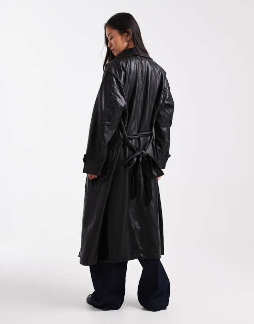 ASOS DESIGN – Longline-Trenchcoat in Schwarz mit Lederoptik und Kontrasttaschen, 3 von 4