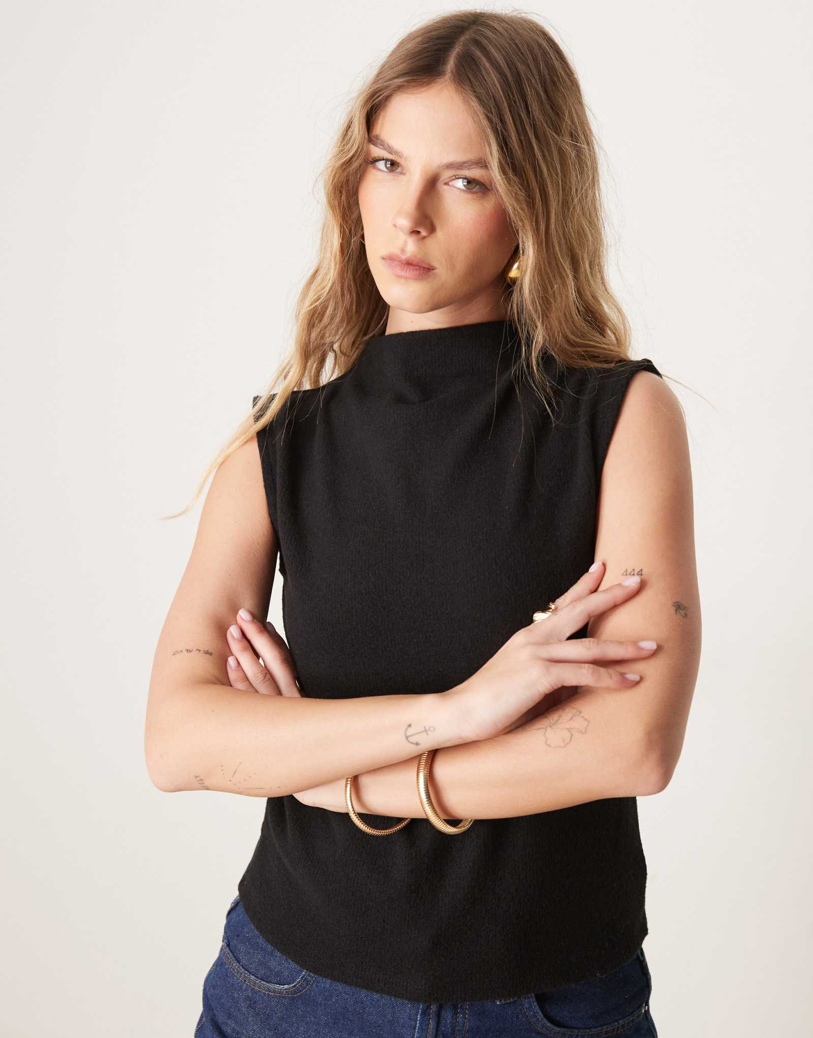 Супер мягкая майка свободного кроя от ASOS DESIGN черного цвета с отросшей горловиной