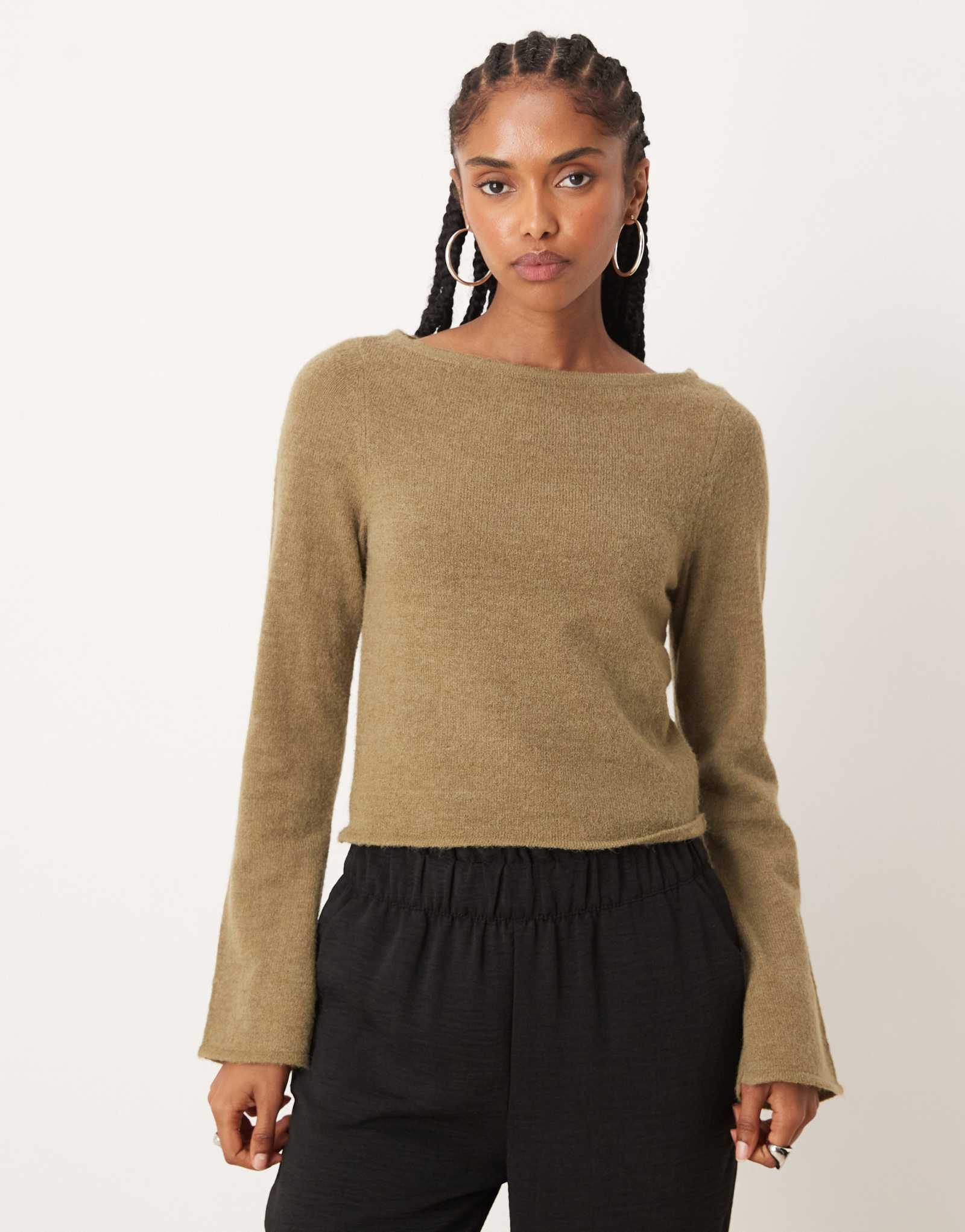 Топ свободного кроя с вырезом лодочкой от ASOS DESIGN оливкового цвета