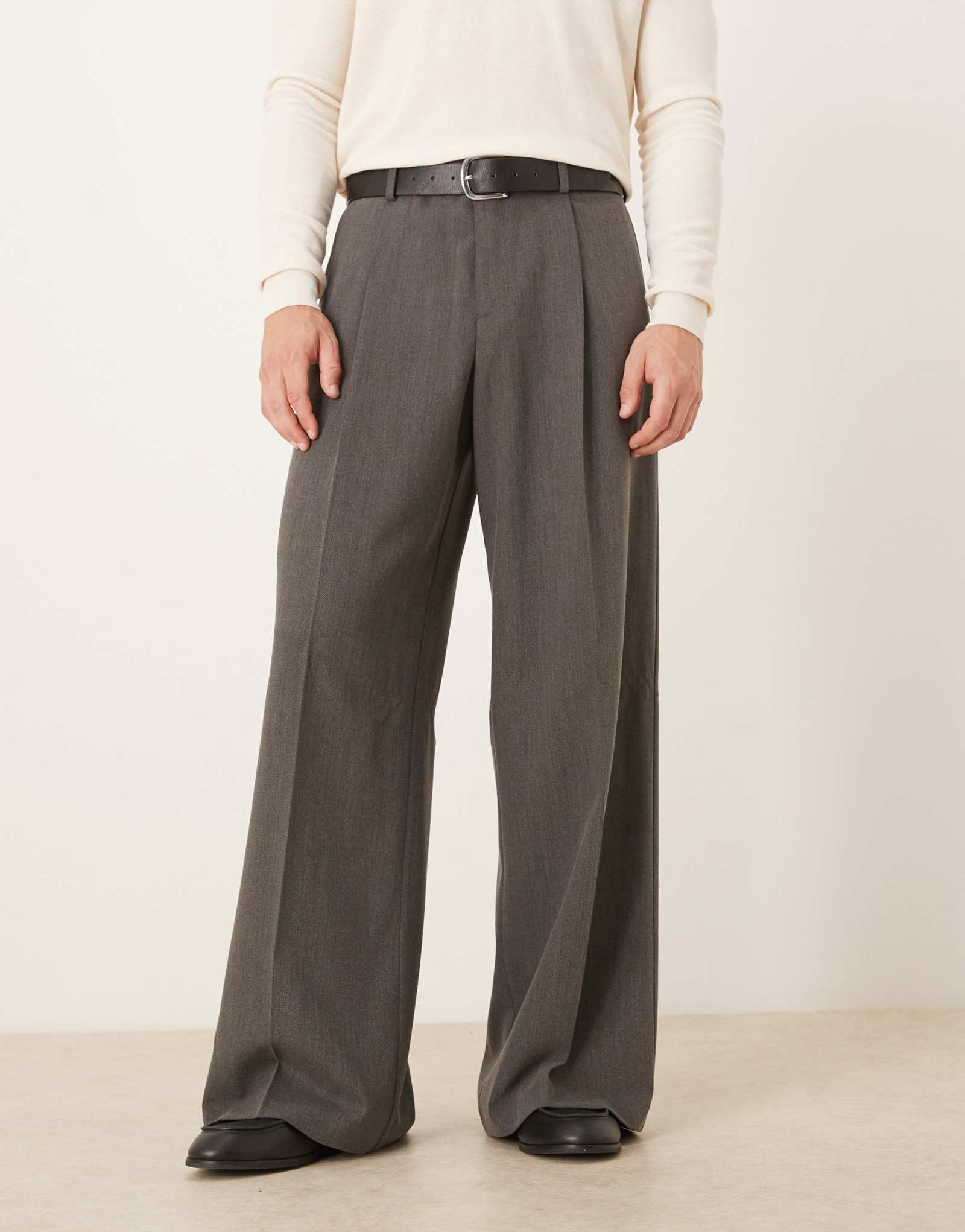 Дизайнерские брюки свободного кроя ASOS DESIGN со складками спереди из серой саржи