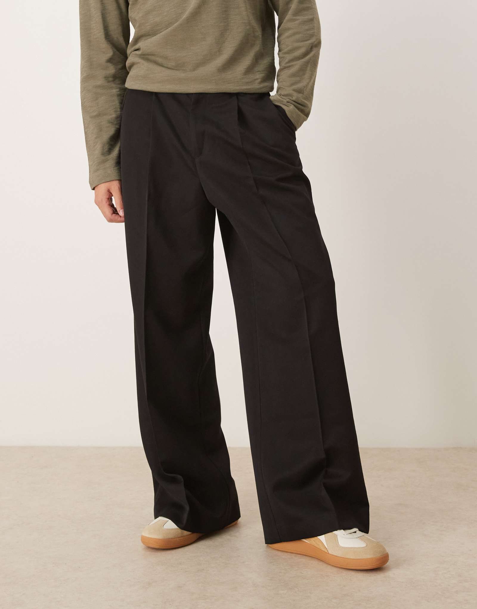 Плиссированные брюки свободного кроя ASOS DESIGN с открытой пуговицей черного цвета