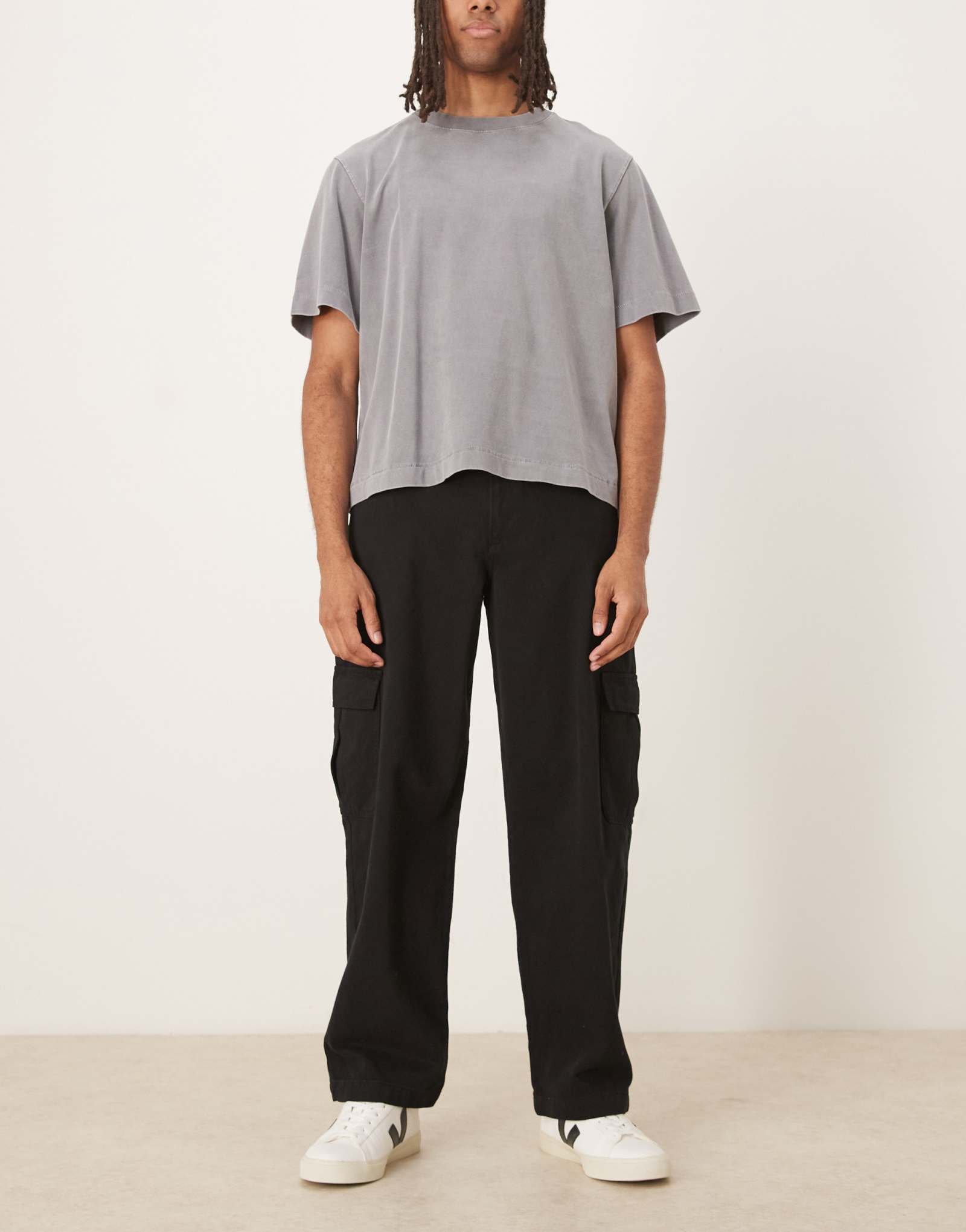 ASOS РАЗРАБАТЫВАЕТ свободные прямые грузы черного цвета