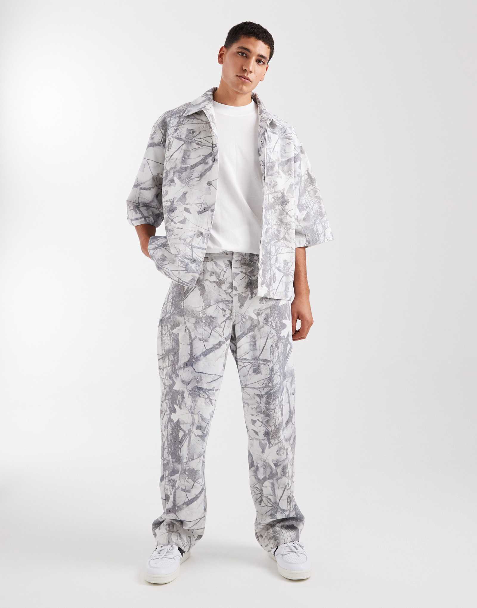 ASOS DESIGN свободные прямые джинсы камуфляжного цвета - часть комплекта