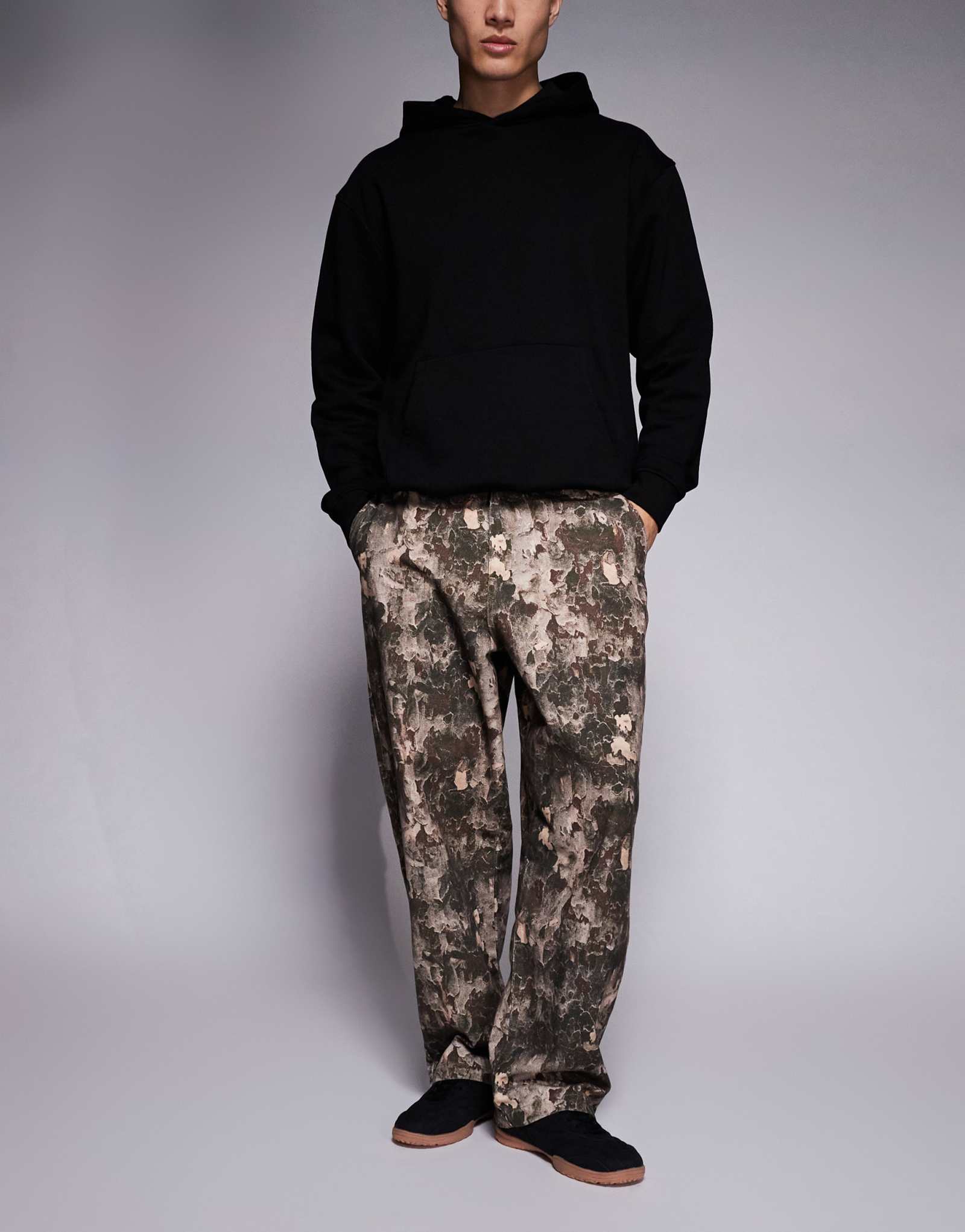 ДИЗАЙНЕРСКИЕ свободные прямые джинсы ASOS с камуфляжным принтом коричневого цвета