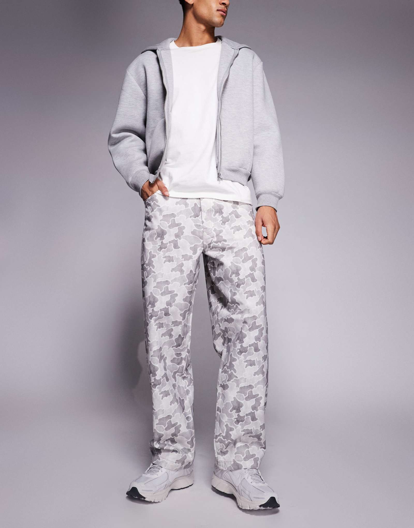 ДИЗАЙНЕРСКИЕ свободные прямые джинсы ASOS с камуфляжным принтом серого цвета