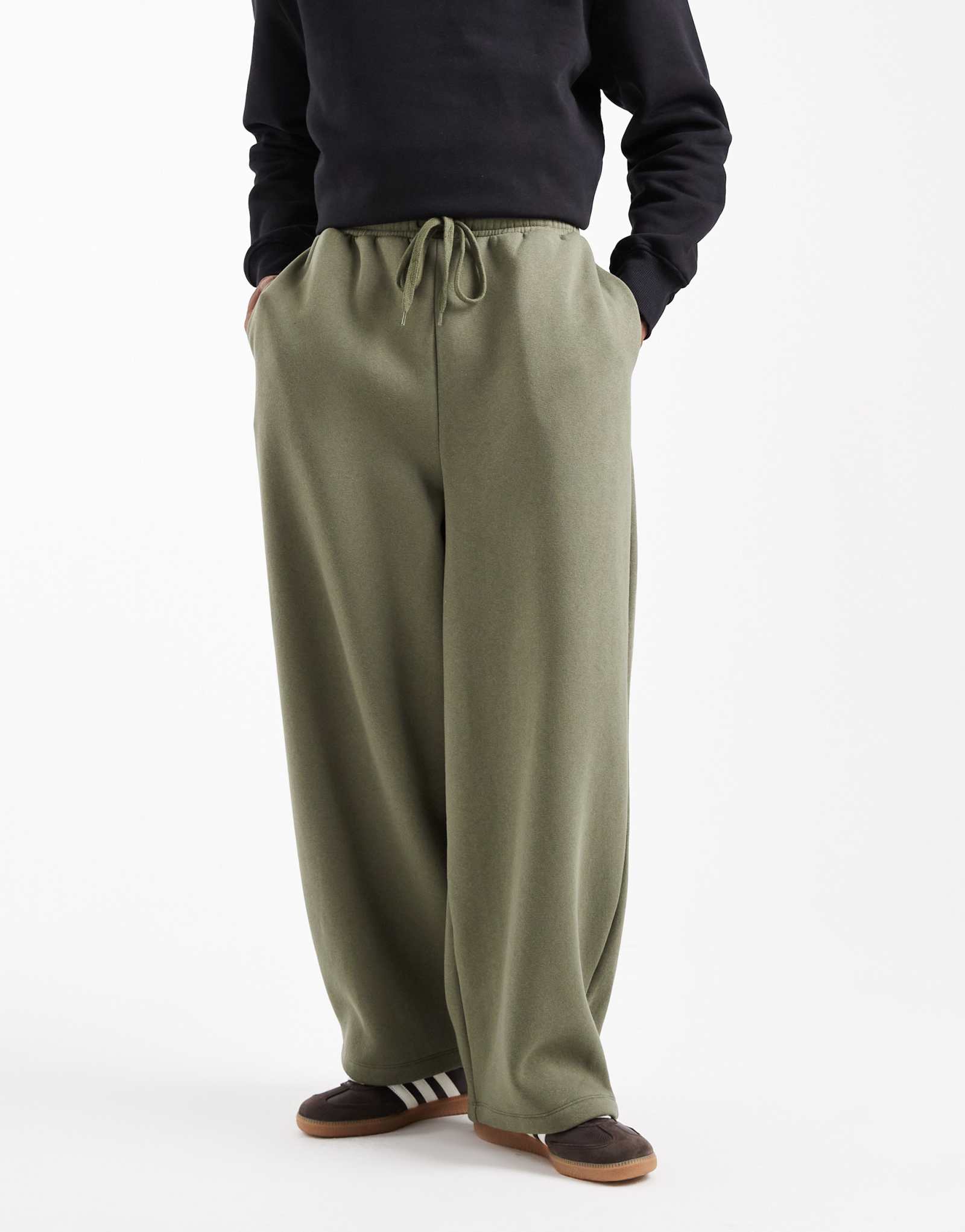 Дизайнерские свободные спортивные брюки ASOS цвета хаки