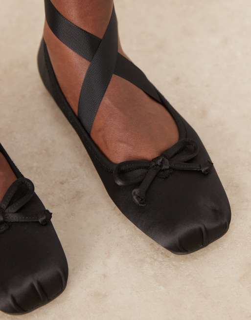 ASOS DESIGN – Lorene – Wiązane w kostce satynowe balerinki z kokardkami w czarnym kolorze, 3 z 4