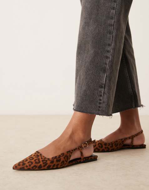 ASOS DESIGN – Lorraine – Leopardmönstrade ballerinaskor i mockaimitation med hälrem och bred passform - view 1