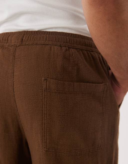 ASOS DESIGN lösa strukturerade byxor i brunt med elastisk midja, 4 av 5