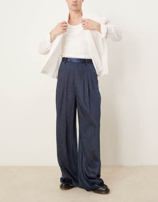 ASOS DESIGN - Losse nette broek van satijn met wijde pijpen en drievoudige plooien in marineblauw