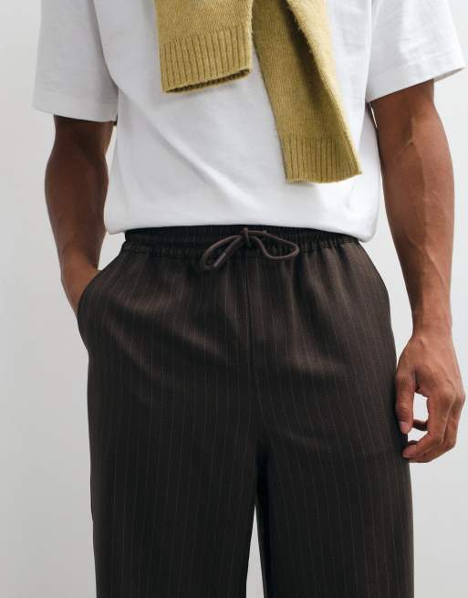 ASOS DESIGN losvallende broek met elastische taille in bruin met krijtstreep, 5 van 5