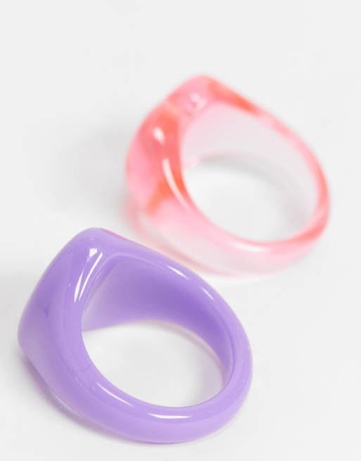 Bague en plastique femme sale