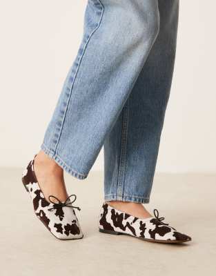 ASOS DESIGN - Lotus - Hochwertige Ballerinas aus Wildleder mit Kuhprint-Bunt