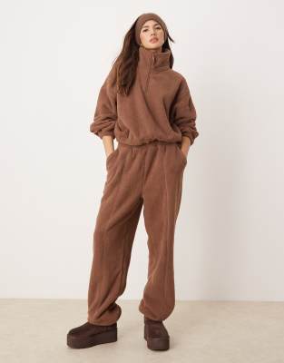 ASOS DESIGN - Lounge-Jogginghose aus Microfleece in Braun