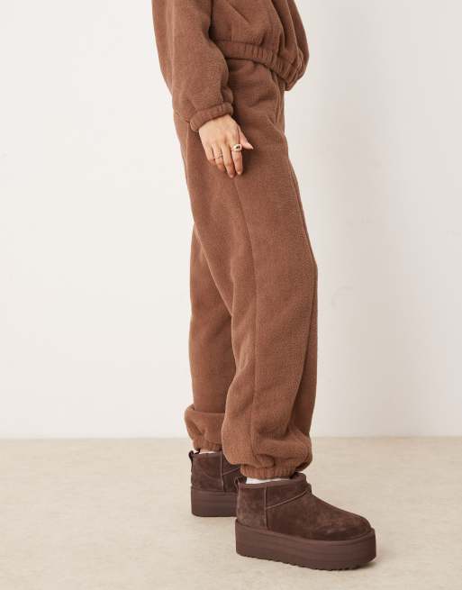 ASOS DESIGN Lounge Jogginghose aus Microfleece in Braun