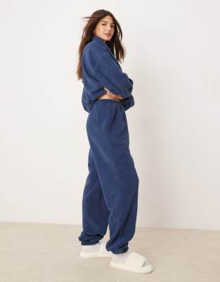 ASOS DESIGN - Lounge-Jogginghose aus Microfleece in Dunkelblau-Weiß