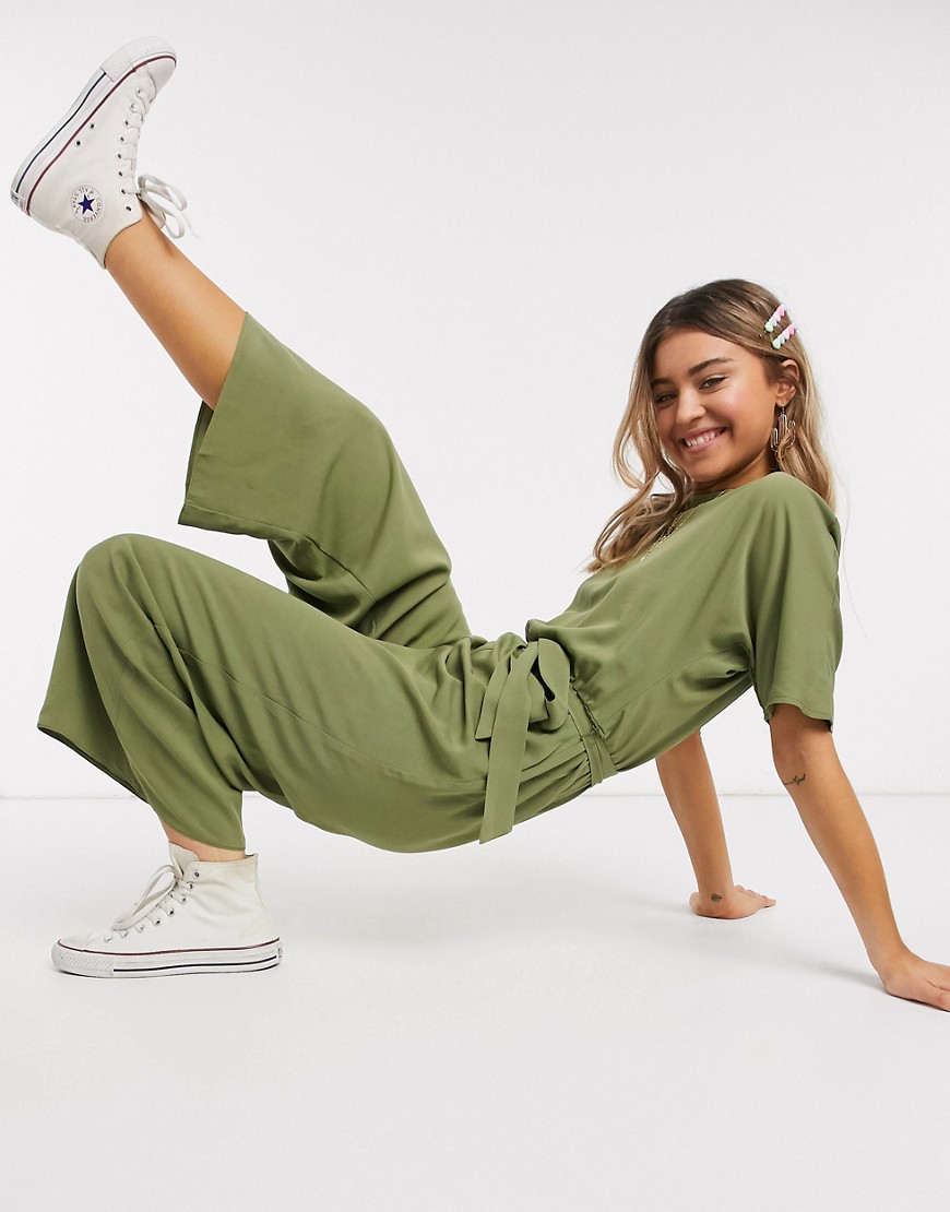 ASOS DESIGN - Lounge jumpsuit met strikceintuur in kaki-Groen