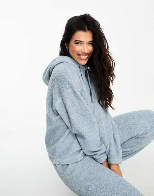 ASOS DESIGN – Lounge – Kapuzenpullover und Jogginghose aus Kunstfell in Blau im Set